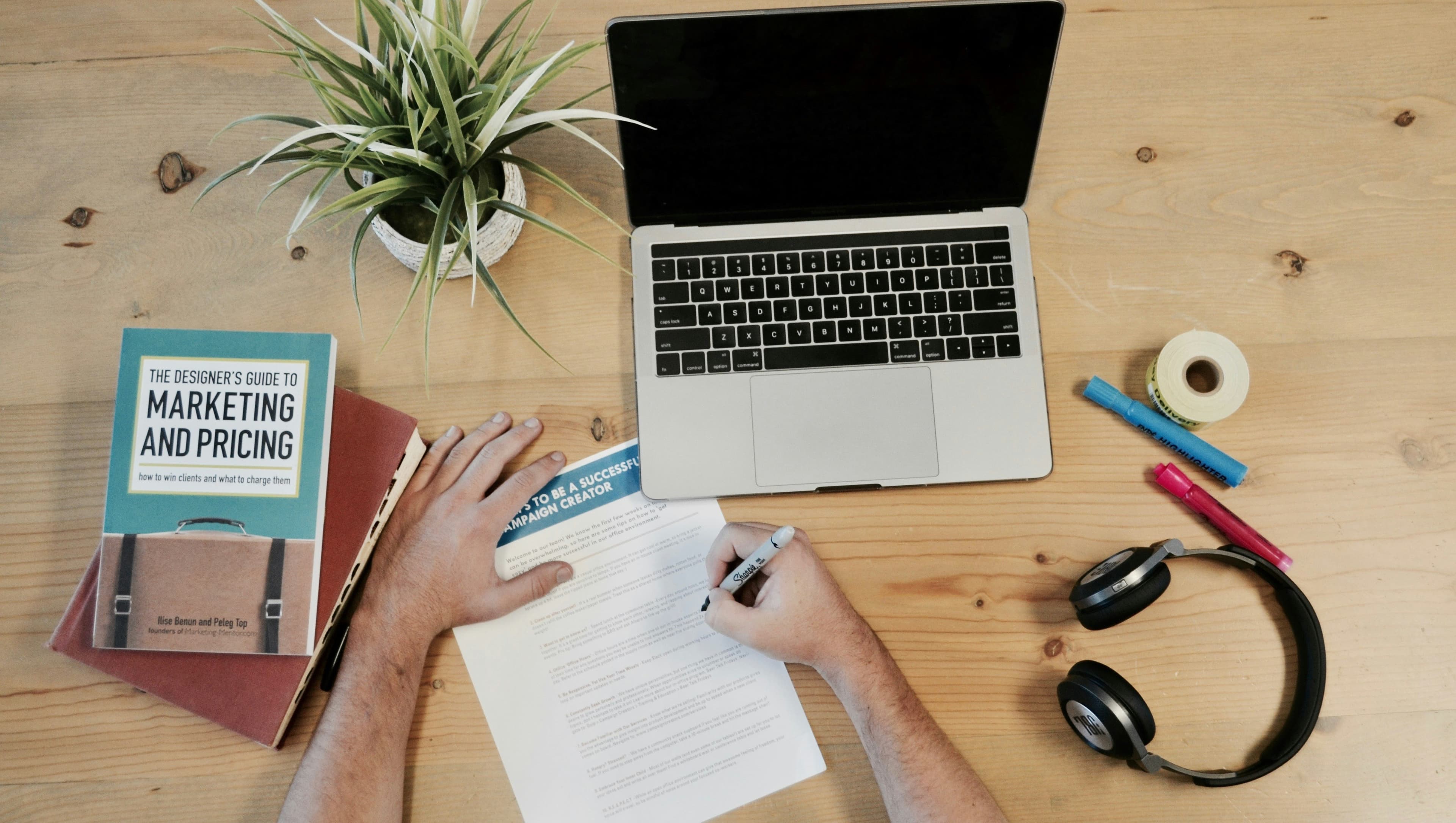 Anatomia sukcesu i zarobków specjalisty ds. marketingu 2025